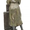 “De landverhuisster”. Een gepatineerd bronzen beeld op natuurstenen sokkel. Gedateerd 1993 en genummerd 87/3999.