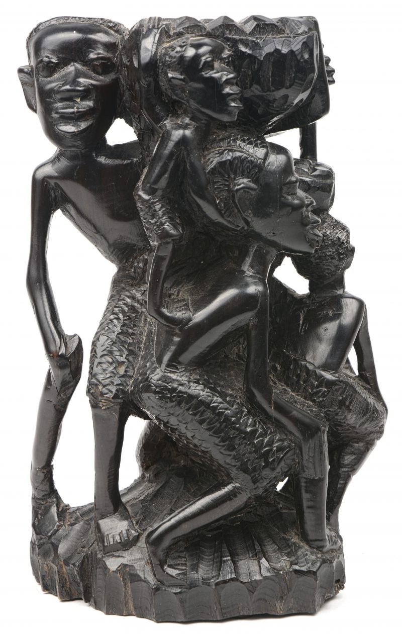 “Afrikaanse familie.” Ebbenhouten sculptuur.