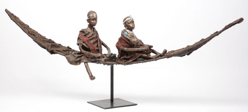 “Masai familie op boot.” Sculptuur van polychroom hout.