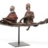 “Masai familie op boot.” Sculptuur van polychroom hout.