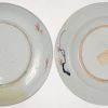 Twee borden van Chinees porselein, waarbij één met Imari decor en één Chine de commande. Beide XVIIIe eew. Het tweede gerestaureerd.