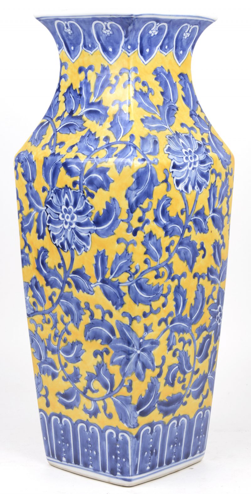 Een vierkantige Chinees porseleinen vaas met blauw vegetaal decor op gele fond.