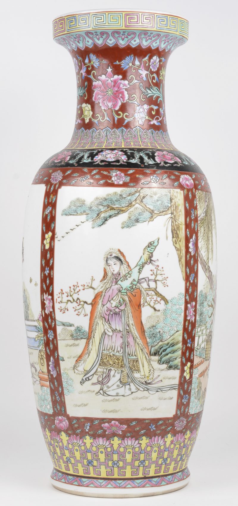 Een Chinees porseleinen balustervaas met meerkleurige decors met personages in cartouches.