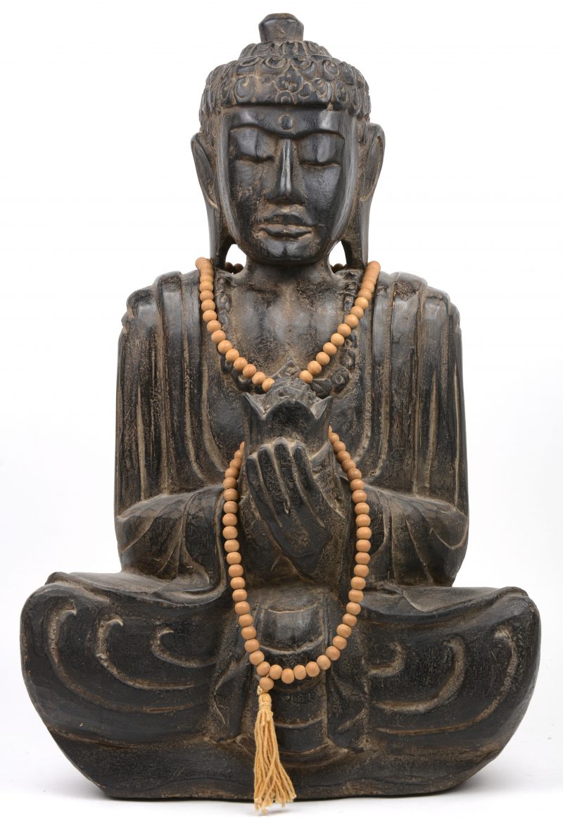 Een zittende Boeddha van gesculpteerd hardhout.
