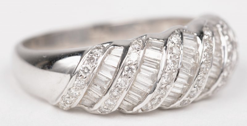 Een 18 K witgouden ring bezet met briljanten en diamant baguetten met een gezamenlijk gewicht van +- 0,72 ct.