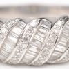 Een 18 K witgouden ring bezet met briljanten en diamant baguetten met een gezamenlijk gewicht van +- 0,72 ct.