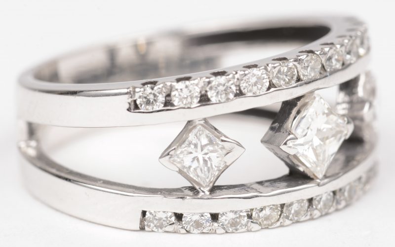 Een 18 K witgouden ring bezet met briljanten en princessen met een gezamenlijk gewicht van +- 0,67 ct.