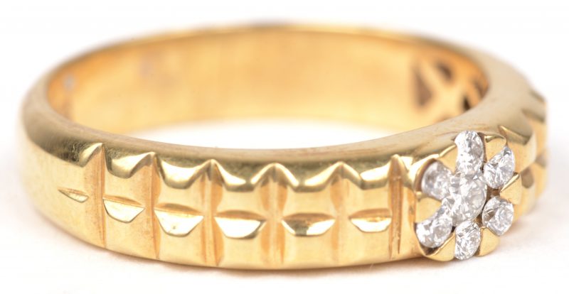 Een 18 K geelgouden ring bezet met briljanten met een gezamenlijk gewicht van +- 0,19 ct.