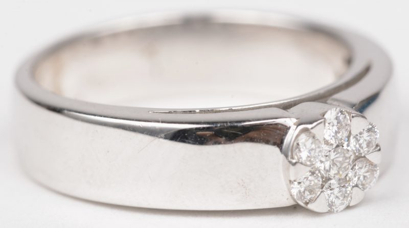 Een 18 K witgouden ring bezet met briljanten met een gezamenlijk gewicht van +- 0,25 ct.