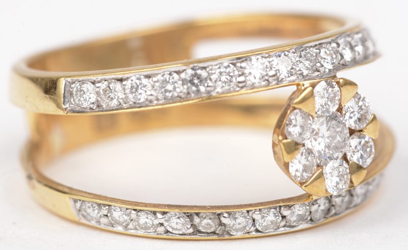 Een 18 K geelgouden ring bezet met briljanten met een gezamenlijk gewicht van +- 0,86 ct.