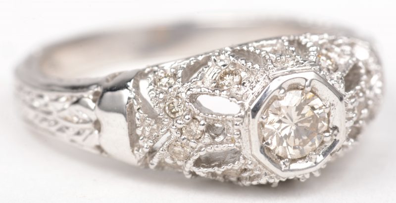 Een 18 K witgouden ring bezet met briljanten met een gezamenlijk gewicht van +- 0,46 ct.