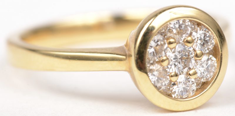 Een 18 K geelgouden ring bezet met briljanten met een gezamenlijk gewicht van +- 0,50 ct.