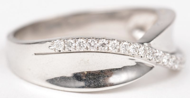 Een 18 K witgouden ring bezet met briljanten met een gezamenlijk gewicht van +- 0,19 ct.