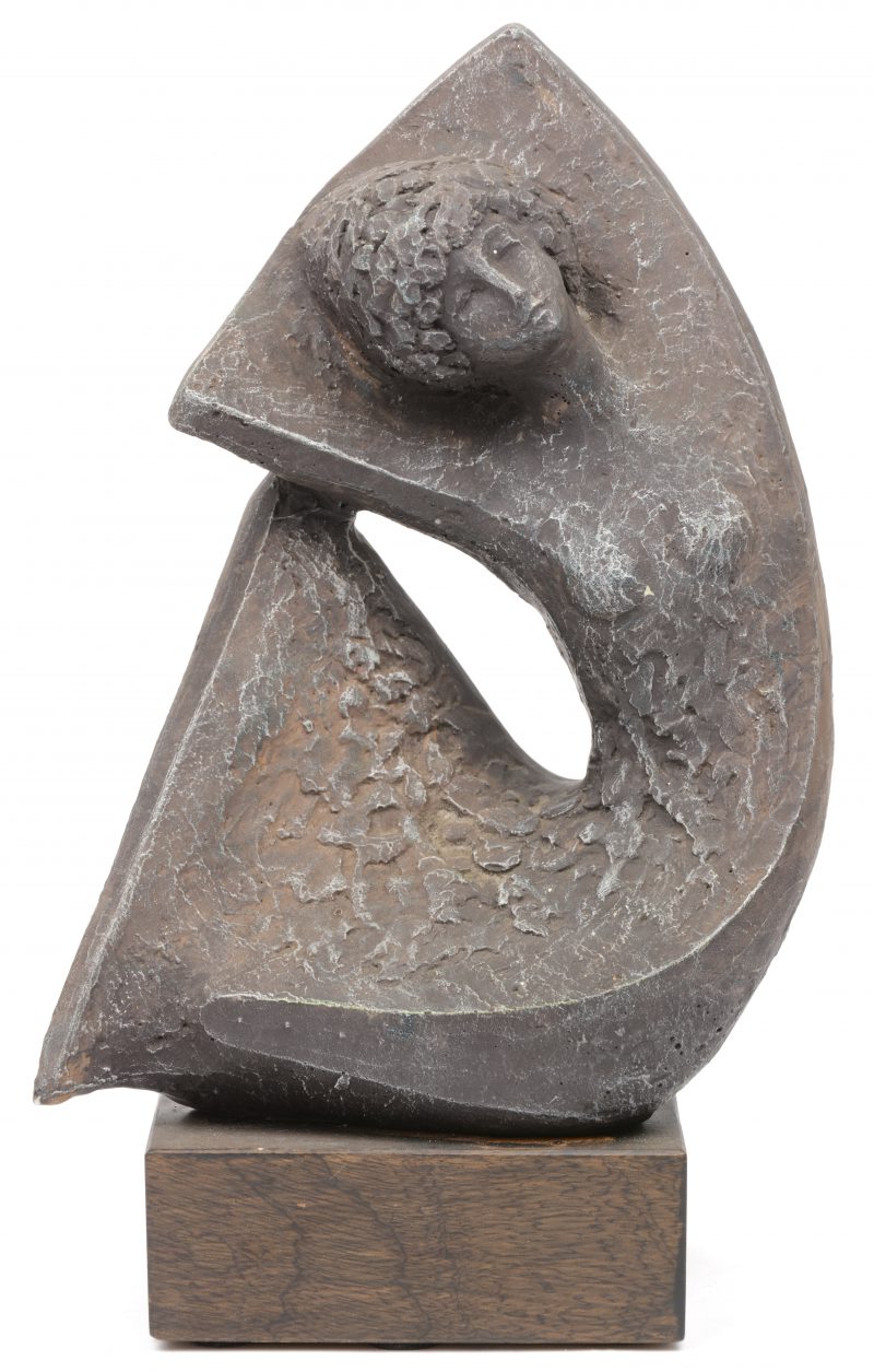 “De Zeemeermin”. Een modern beeldje van aardewerk op een houten sokkel.
