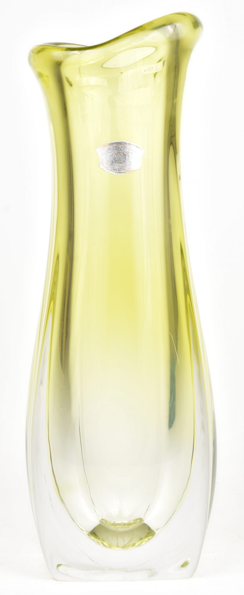 Een vaas van groen kristal. Jaren ‘50. Gemerkt onderaan en met label. Gebruikssporen onderaan.