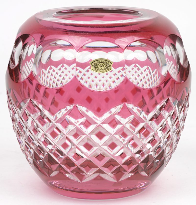 Een bolle vaas van geslepen en rood gedubbeld kristal. Ontwerp van Xavier Crespo. Gemerkt en genummerd ‘Pièce Unique’, 94/679.