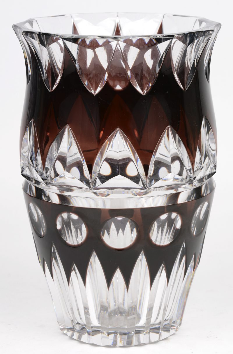 Een vaas van geslepen en bruinrood gedubbeld kristal. Onderaan gemerkt en genummerd 83/150, Mod. 1925.