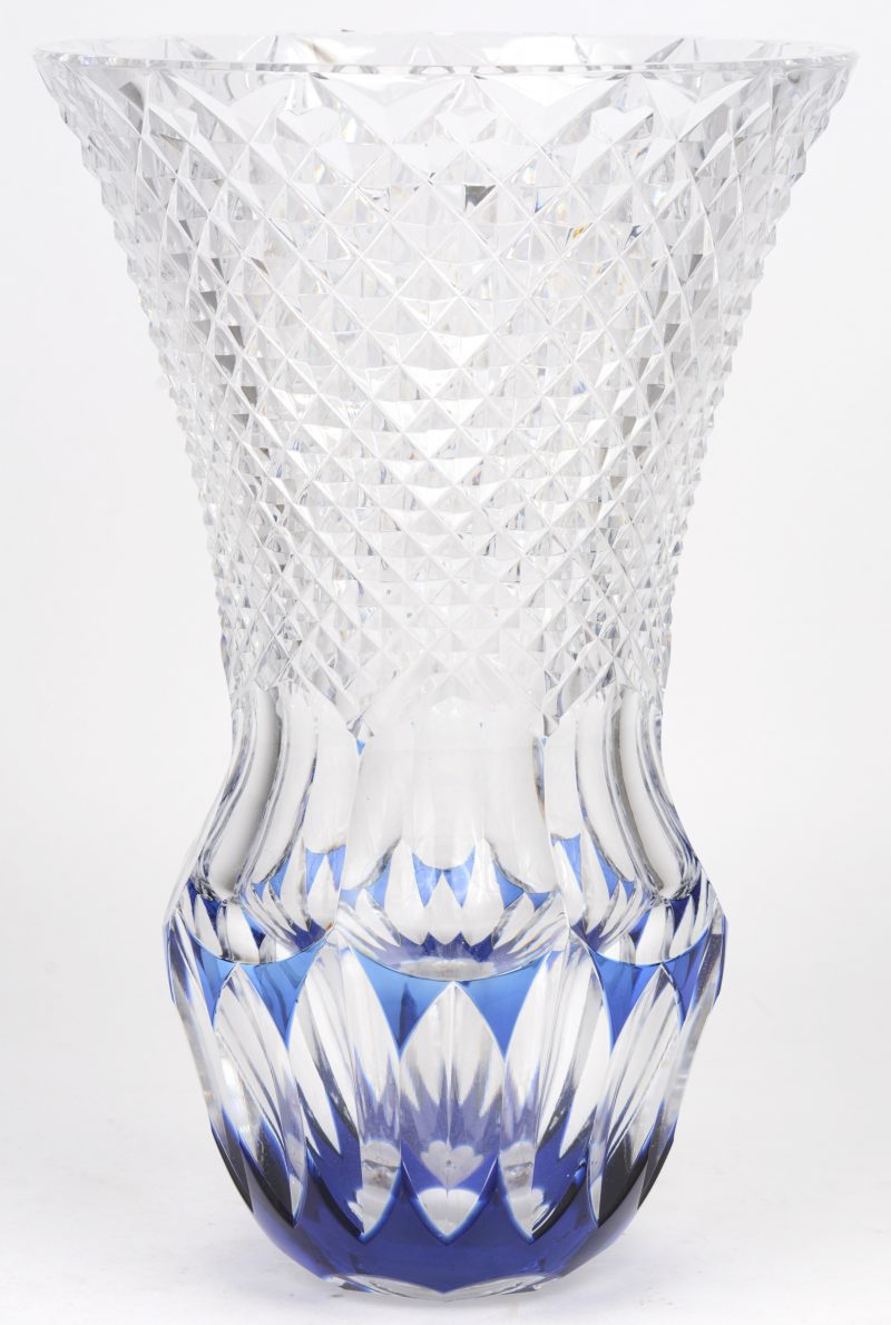 Een vaas van geslepen en blauw gedubbeld kristal. Onderaan gemerkt en genummerd MPV 85/6034.