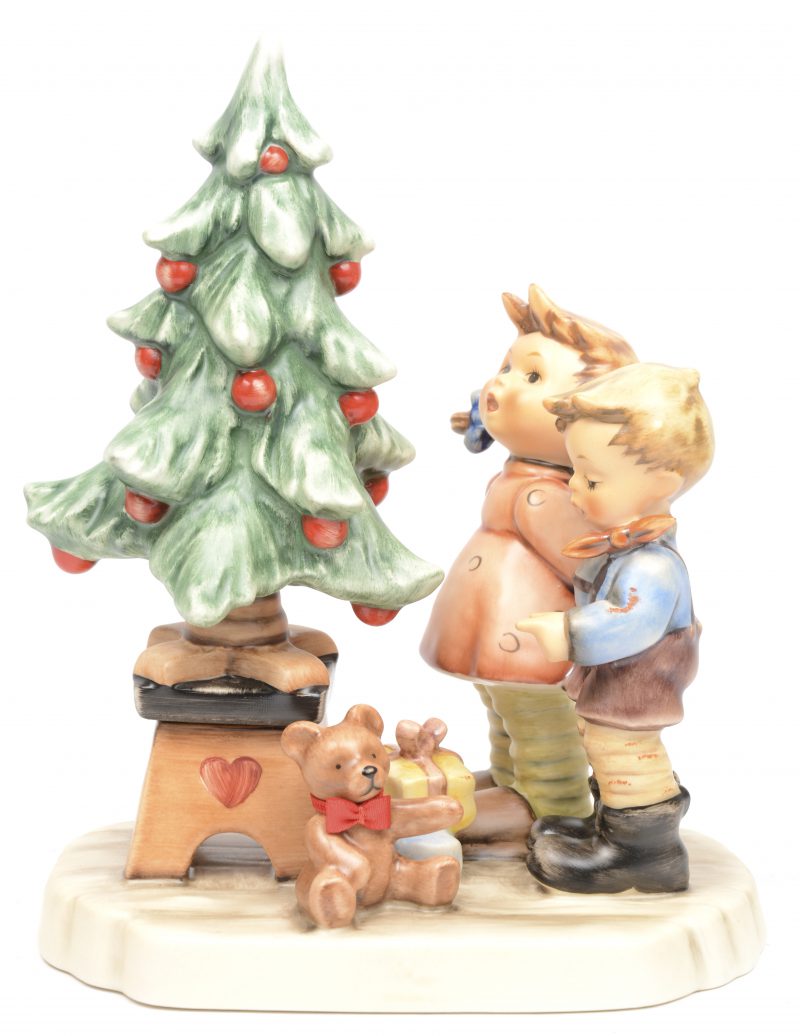 “Am Weihnachtsbaum”. Een groep van meerkleurig biscuit uit de reeks van M.I. Hummel. Gemerkt onderaan. No. 2015. Eerste uitgave 1998.
