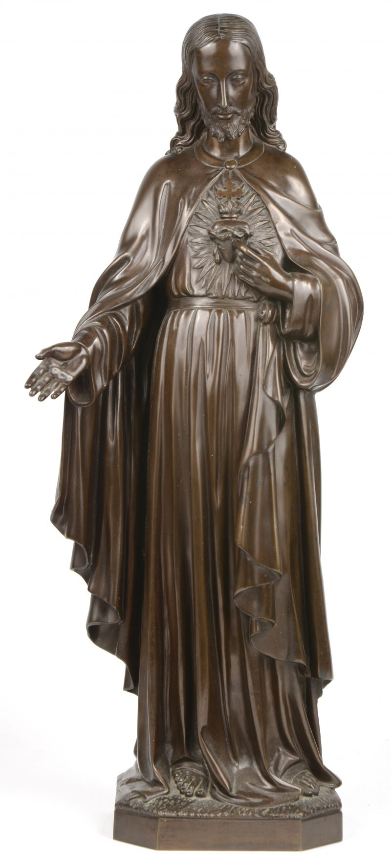 Een Heilig-Hartbeeld van bruingepatineerd brons.