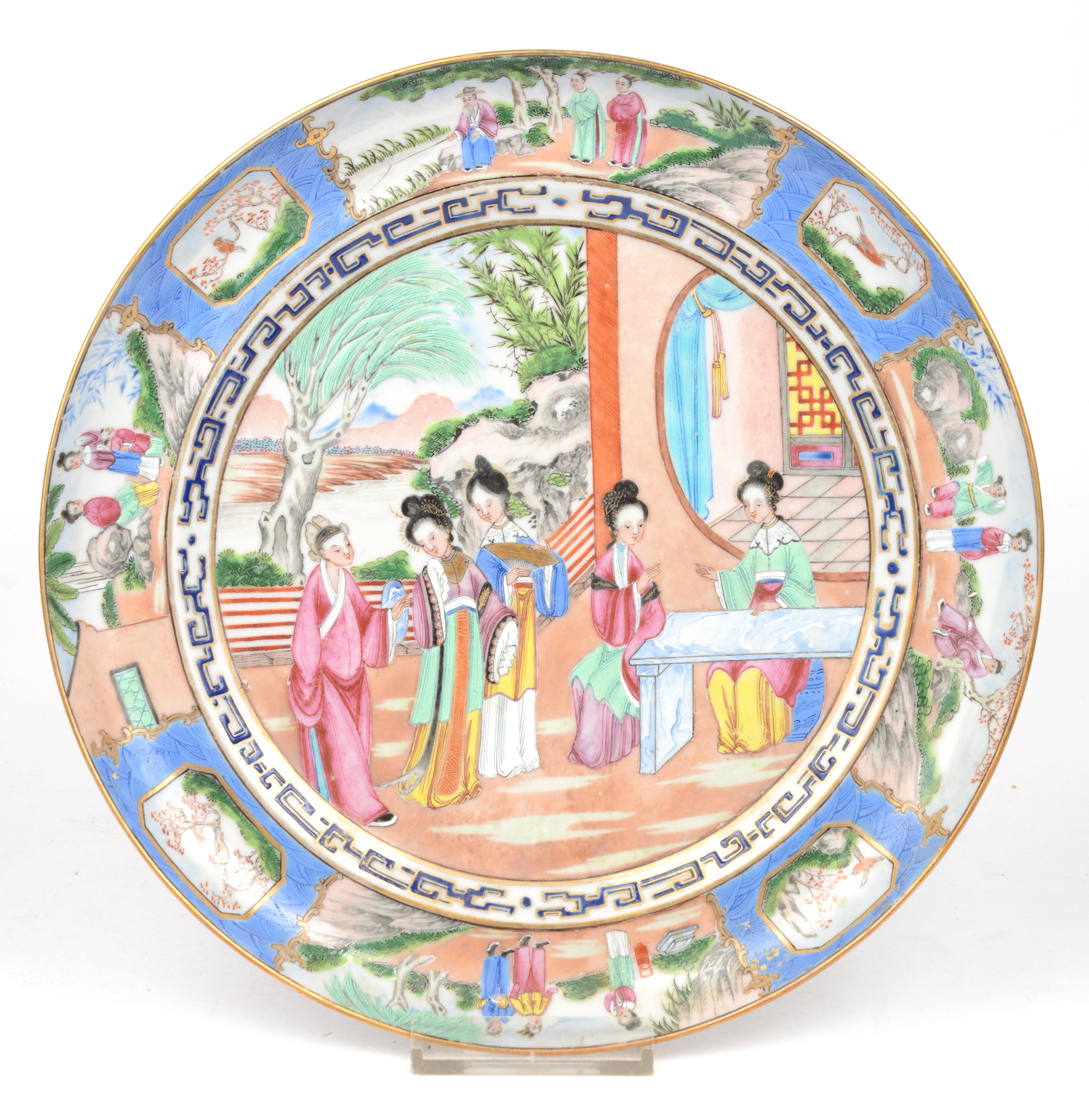 Huichelaar Poëzie onder Een bord van Chinees porselein met een meerkleurig decor van lange lijzen.  – Jordaens N.V. Veilinghuis