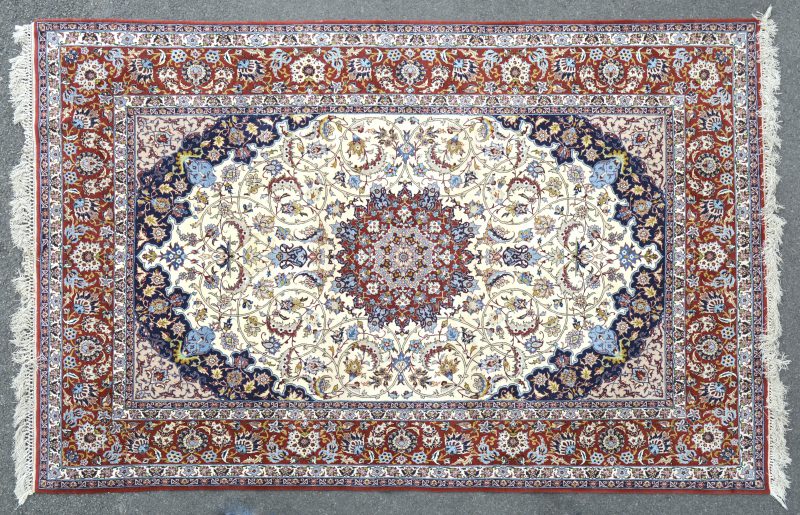 Een fijngeknoopt Perzisch karpet van wol en zijde.
