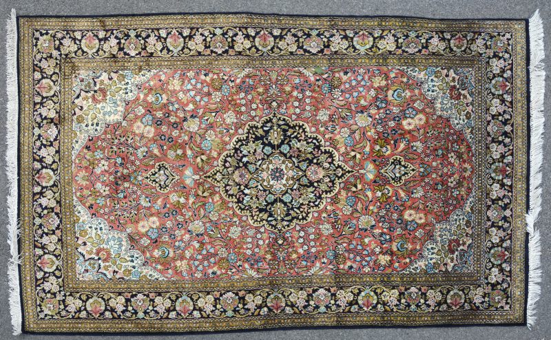 Een handgeknoopt Perzisch tapijtje van zijde.