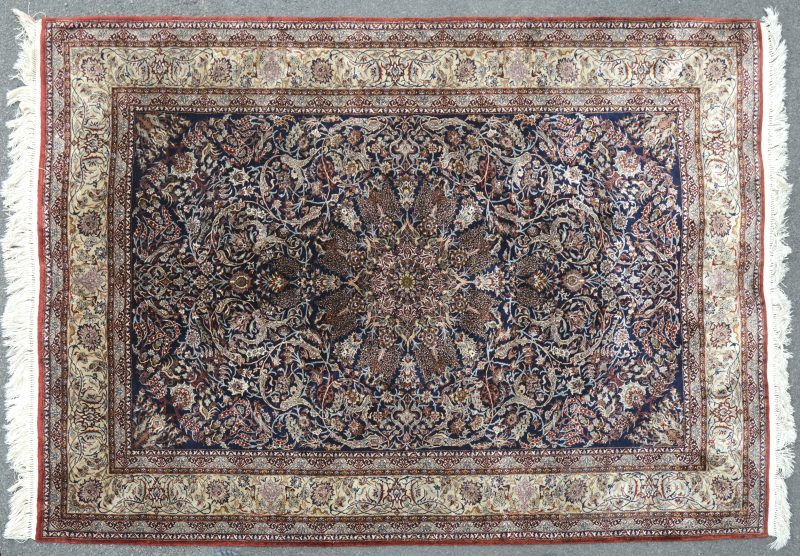 Een handgeknoopt Perzisch tapijtje van zijde.