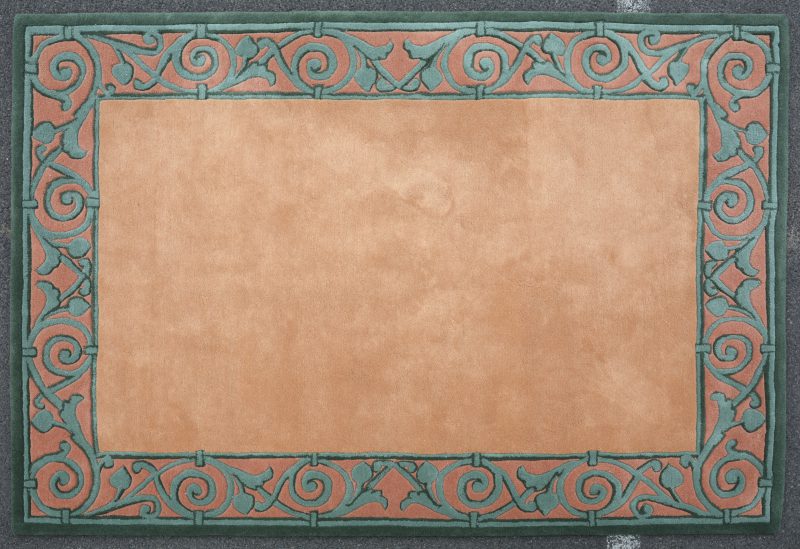 Een hedendaags wollen tapijt, tekening ‘Sevres’ abrikoos - groen.