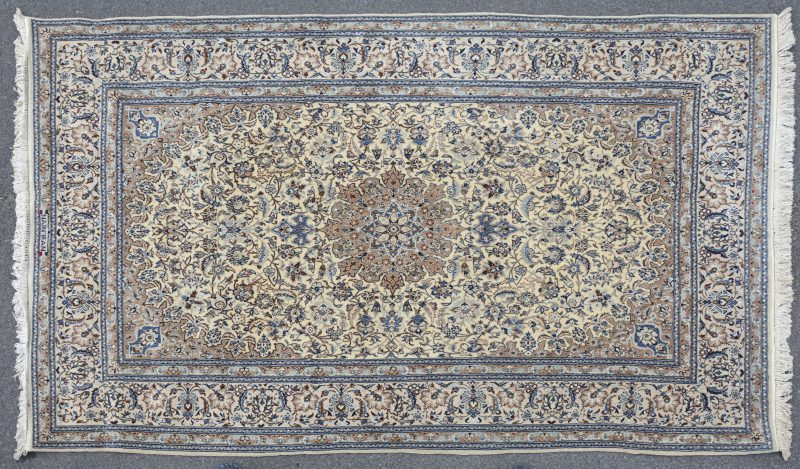 Een handgeknoopt Iraans tapijtje van wol en zijde.