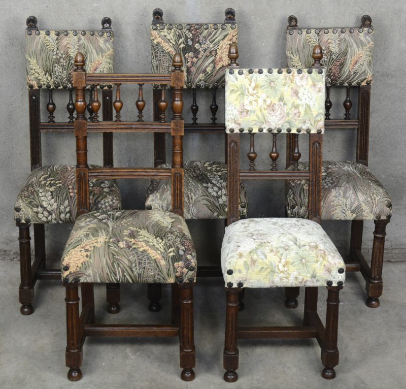 Een lot van vijf kleine XIXe eeuwse eikenhouten stoeltjes. Verschillende modellen.