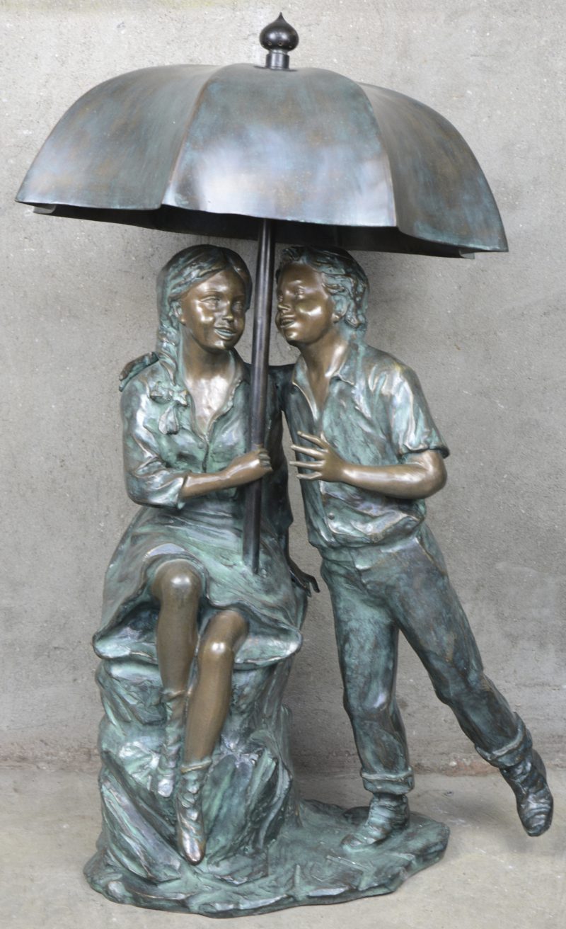 “Samen onder de paraplu”. Een grote bronzen groep.