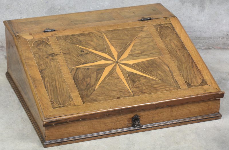 Een gefineerd houten scribaan met inlegwerk van verschillende houtsoorten, het blad vooraan met stermotief. Engeland, vroeg XVIIIe eeuw.