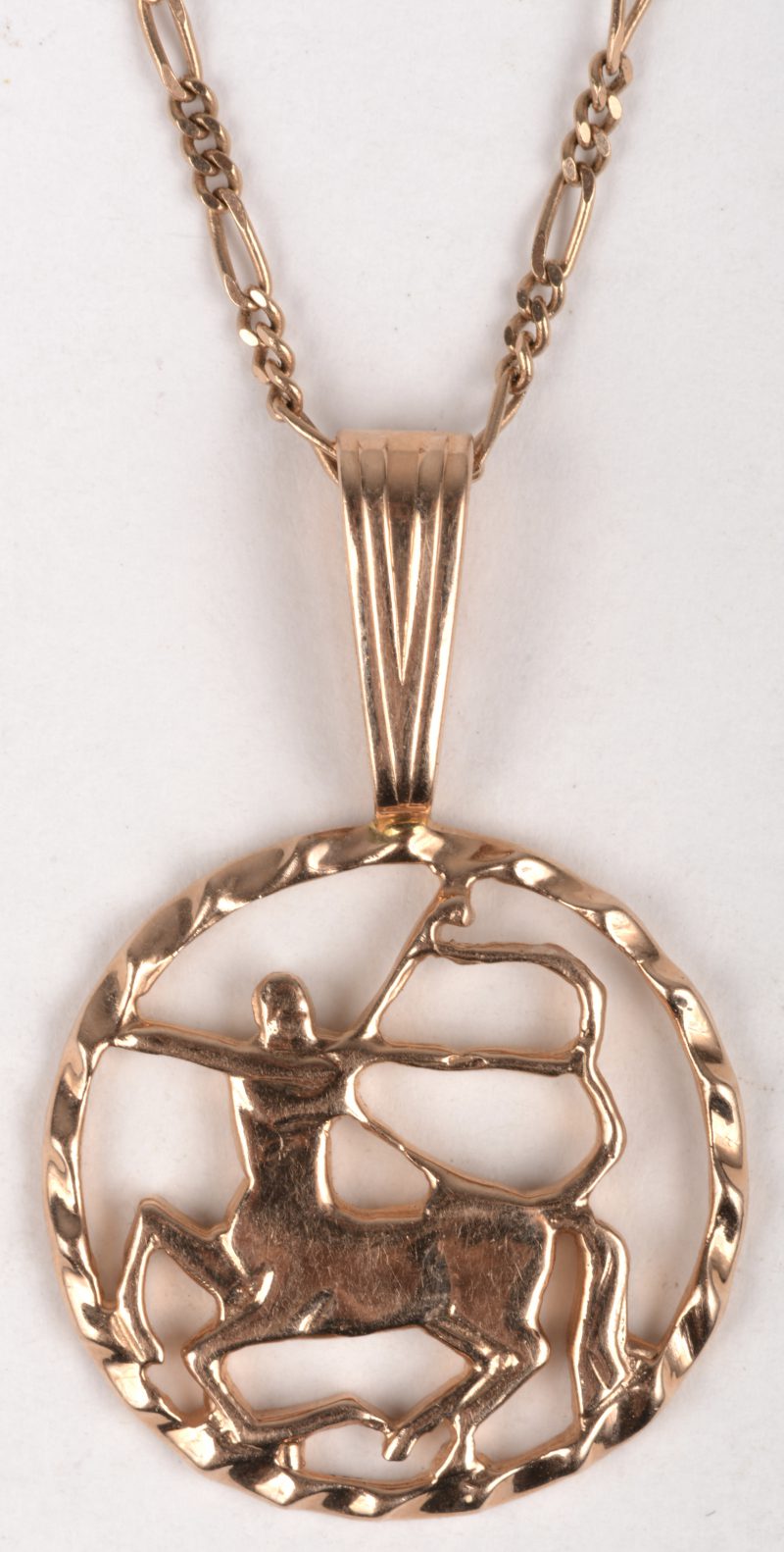 Een 14 K rooskleurige gouden ketting met hanger in de vorm van een boogschutter.