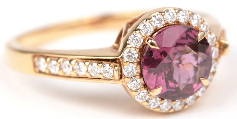 Een 18 K roze gouden ring bezet met briljanten met een gezamenlijk gewicht van +- 0,45 ct. en een centrale rodolite van +- 1,50 ct.