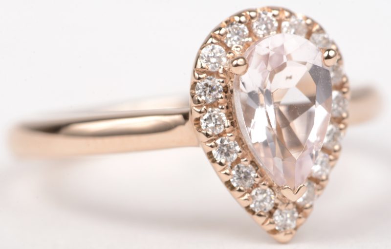 Een 18 K roze gouden ring bezet met briljanten met een gezamenlijk gewicht van +- 0,20 ct. en een pink tourmalijn van +- 0,83 ct.