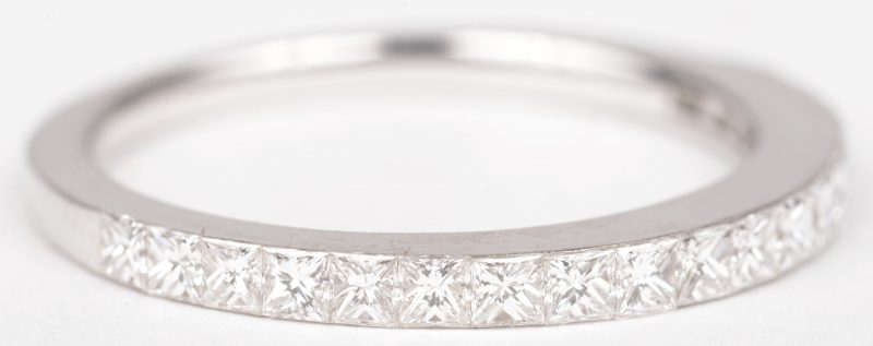 Een 18 K witgouden ring bezet met diamant princessen met een gezamenlijk gewicht van +- 0,80 ct.