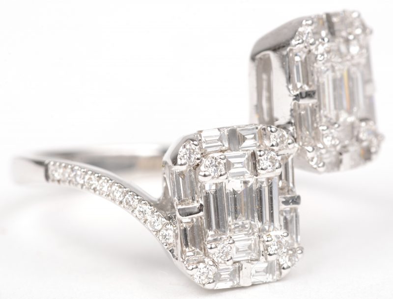 “Toi et Moi”. Een 18 K witgouden ring bezet met diamant baguetten en briljanten met een gezamenlijk gewicht van +- 1,20 ct.