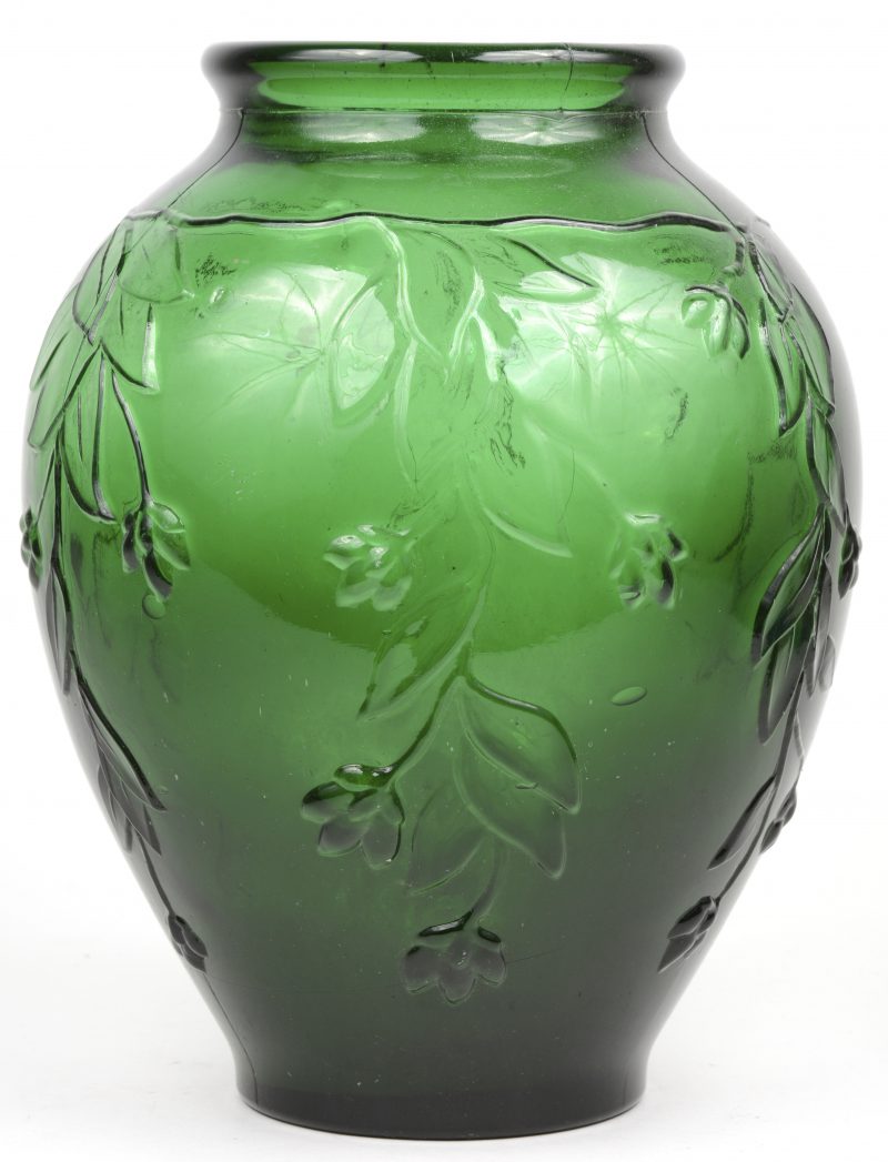 Een groen glazen vaas met bladerdecor in reliëf.