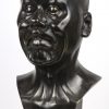 “Charakterkopf””. Een expressieve bronzen buste op een wit marmeren sokkel. Naar het voorbeeld van Franz Wavier Messerschmitt.