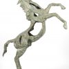 “Steigerende paarden”. Twee groen gepatineerde bronzen beelden.