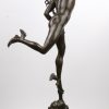 “Mercurius”. Een bronzen beeld op een sokkel van roze marmer en brons, versierd met een reliëfdecor in een fries. Naar een werk van Jean de Bologne.