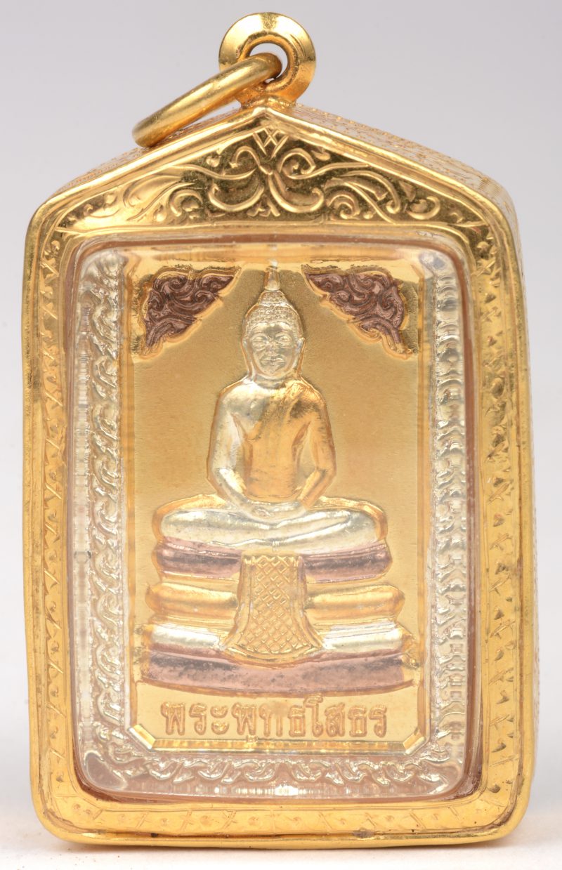 1 gouden reliekhouder met een afbeelding van Koning Rama V (Chulalongkorn) (verso: Boeddha). Diverse kleuren goud.