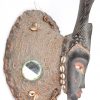 Een Afrikaans houten masker met vlechtwerk, spiegeltjes en schelpjes.