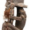 Songye beeld van een fetisj met een baard van gras en met een kleine man en vrouw en een masker tussen de knieën. DRC.