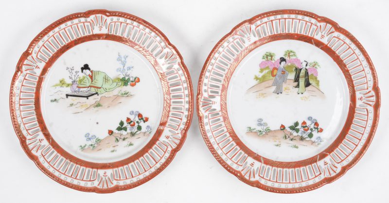 Een paar Beierse porseleinen bordjes met opengewerkte vleugel en met meerkleurig Japans decor. Onderaan gemerkt.