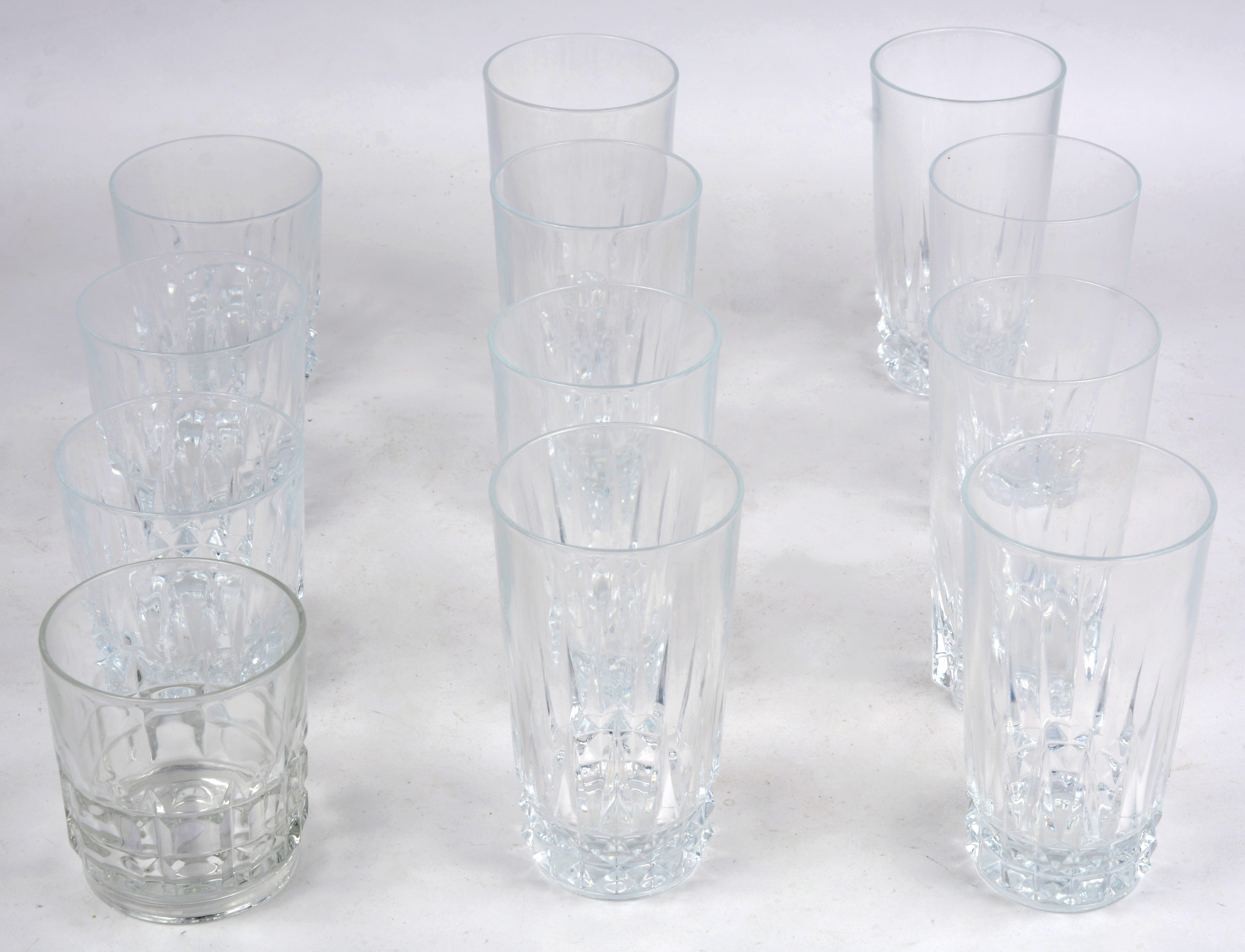 Een lot geslepen kleurloos kristallen glazen, bestaande vier whiskyglazen en acht cocktailglazen (twee modellen). – Jordaens N.V.