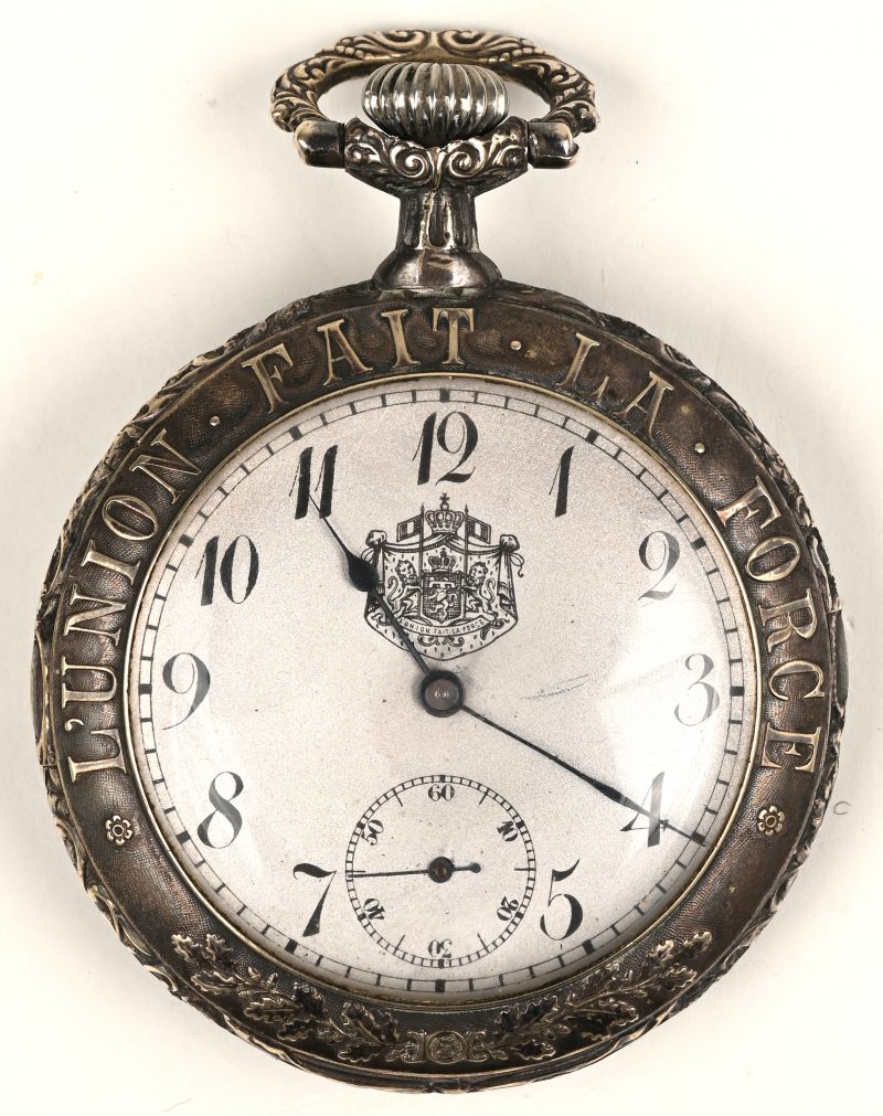 “L’union fait la force”. Een verzilverd metalen zakhorloge met afbeelding op de achterkant. Souvenir de l’independance. 1830-1905.