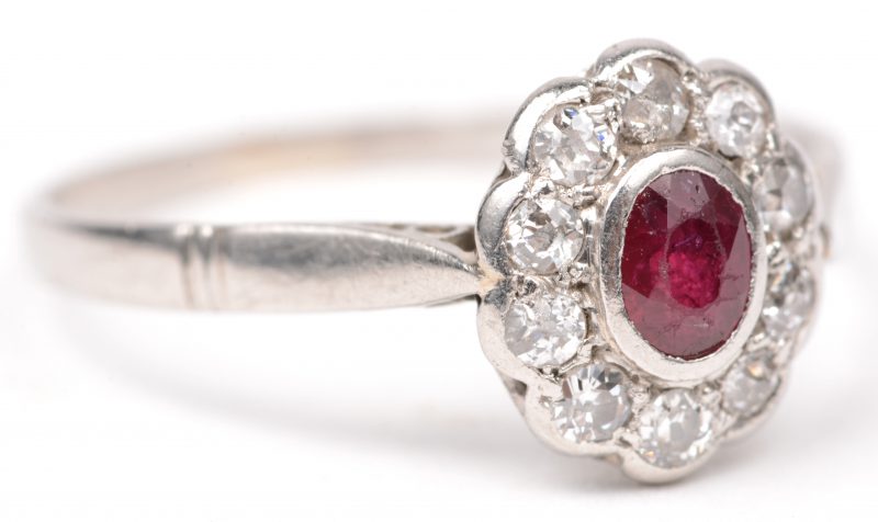 Een 18 K witgouden ring bezet met een robijn van +- 0,15 ct. en diamanten met een gezamenlijk gewicht van+- 0,20 ct.