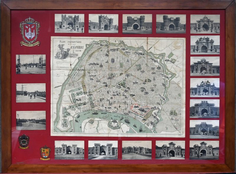 Een oud stadsplan van antwerpen met 18 postkaarten van de stadspoorten.